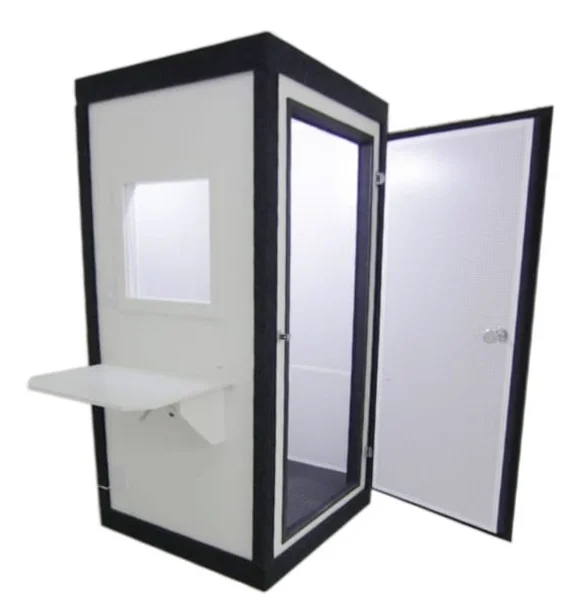 Cabine Branca com Lateral em Carpete e Eucatex Perfurado